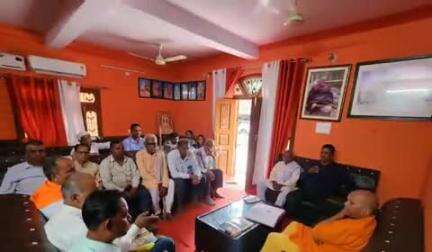 नौगढ़: विधायक श्याम धनी राही ने अपने आवास पर आए शिकायतकर्ताओं व फरियादियों की समस्याओं को सुनकर किया निस्तारण