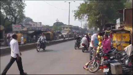 चाळीसगाव: नागद रोडवर दोस्ती टी हाऊस समोर ३६ वर्षीय तरुणावर तिघांनी केला प्राण घातक हल्ला,चाळीसगाव पोलिसात गुन्हा दाखल