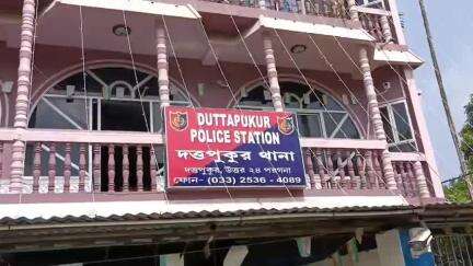 বারাসাত ১: দত্তপুকুর থানার বড়সড় সাফল্য, নীলগঞ্জে নারায়ণপুরে তিন টন অবৈধ বাজি উদ্ধার