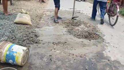শান্তিপুর: বিচারাধীন জমিতে রাস্তা তৈরী হওয়ায় এলাকায় চাঞ্চল্য প্রশাসনের উপস্থিতিতে রাস্তার কাজ বন্ধ #jansamasya