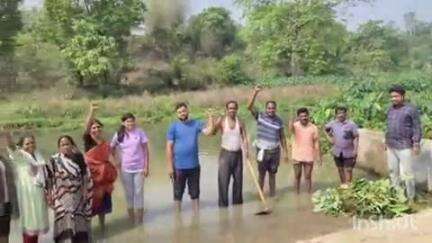 बैकुंठपुर: ग्राम रामपुर के सरपंच के नेतृत्व में जल स्वच्छता अभियान के तहत गेज नदी की सफाई की गई