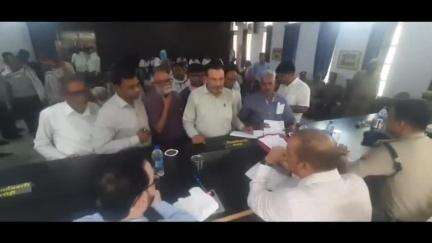 भदोही: भदोही तहसील के लेखपाल का रिश्वत लेते हुए का वीडियो शिकायतकर्ता ने DM को दिखाया, लेखपाल को किया गया निलंबित