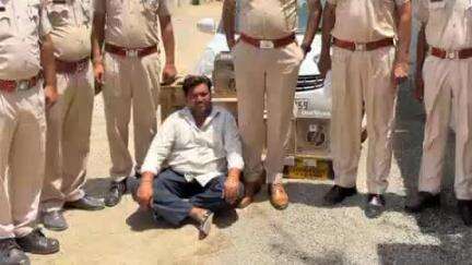 भोपालगढ़: कापरड़ा पुलिस ने एक कार से 21 कार्टून अवैध शराब की बरामद, होटल कर्मचारी को किया गिरफ्तार
