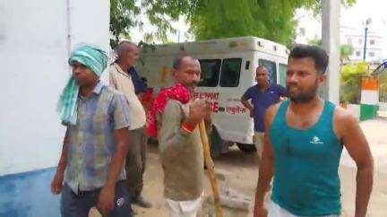 नवादा: वारसलीगंज ओवर ब्रिज के पास तेज रफ्तार अज्ञात गाड़ी की चपेट में आने से बुजुर्ग की मौत, पोस्टमार्टम के लिए भेजा गया