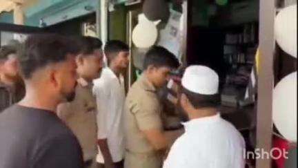 नकुड: गंगोह कस्बे में वर्दी में दरोगा का कपड़े की दुकान का फीता काटते वीडियो सोशल मीडिया पर हुआ वायरल