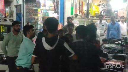 बांदा: महेश्वरी देवी मंदिर के पास मोबाइल दुकानदार से कुछ लोगों का हुआ झगड़ा, जमकर चले लात-घूसे, वीडियो सोशल मीडिया पर वायरल