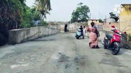 குளித்தலை: மருதூர் ரயில்வே குகை வழி பாதையில் மழை நீர் தேங்கியதால் பொதுமக்கள் அவதி