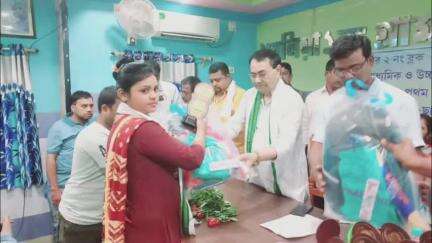 কৃষ্ণনগর ২: ধুবুলিয়া তৃণমূল কার্যালয়ে ছাত্র-ছাত্রীদের বিশেষ সমবর্ধনা, উপস্থিত রাজ্যের মন্ত্রী উজ্জ্বল বিশ্বাস