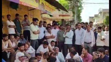 हिण्डौन: वर्धमान नगर में लाइब्रेरी में मारपीट को लेकर उपजे विवाद पर सर्वसमाज सड़कों पर उतरा, विभिन्न मांगों को लेकर जता रहे रोष
