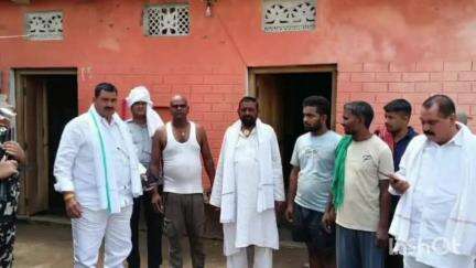 सिमरी: सिमरी प्रखंड के नगपुरा में राजद कार्यकर्ता की मृत्यु पर विधायक ने पीड़ित परिवार से मिलकर ढांढस बंधाया