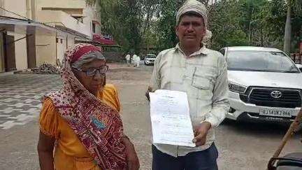 नरसिंहपुर: SP ऑफिस में बुजुर्ग महिला और उसके बेटे ने सरपंच के भाई पर सिकमी का पैसा न देने का आरोप लगाया