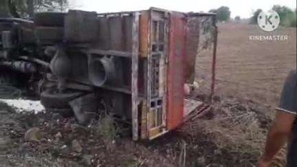आर्वी: आयशर ट्रक झाला पलटी.. देऊळवाडा मार्गावरील खराडी नाल्यासमोरील घटना.. चालक किरकोळ जखमी.. लसुन कांदे रस्त्यावर