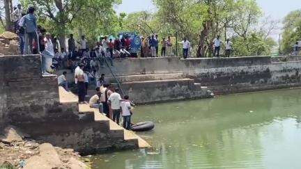बेगुं: जोगणिया माता में बने कुंड में नहाते समय डूबा 15 वर्षीय बालक, गोताखोरों द्वारा बालक को ढूंढने के प्रयास जारी