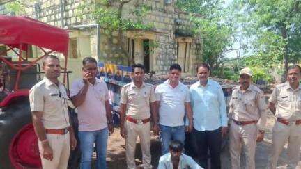 अकलेरा: असनावर वन क्षेत्र के नाका डूंगर गांव में माला टोटा से मिट्टी का अवैध खनन करते हुए एक ट्रैक्टर चालक को किया गया गिरफ्तार