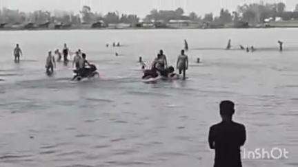 गढ़मुक्तेश्वर: बृजघाट गंगा में बाइक सवारों ने जान जोखिम में डालकर स्टंटबाजी की, वीडियो सोशल मीडिया पर वायरल, पुलिस जांच में जुटी