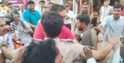 তমলুক: তমলুক টাউন ক্রেডিট কো-অপারেটিভ নির্বাচনে তৃণমূল কংগ্রেস ও বিজেপির দুই প্রার্থীর মধ্যে তুমুল ধস্তাধস্তি ঘটনাস্থলে পুলিশ
