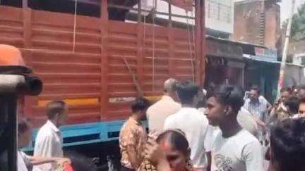 शाहजहांपुर: आरसी मिशन क्षेत्र के मिशन स्कूल के पास पूर्णागिरी दर्शन को जा रहे स्कूटी सवारों को डीसीएम ने मारी टक्कर