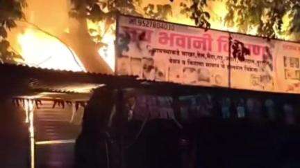 बुलढाणा: खरबडी रोडवरील 4 दुकानांना आग लागून लाखोंचे नुकसान,बुलढाणा आणि मलकापूरच्या अग्निशमन दलाने घटनास्थळी घेतली होती धाव