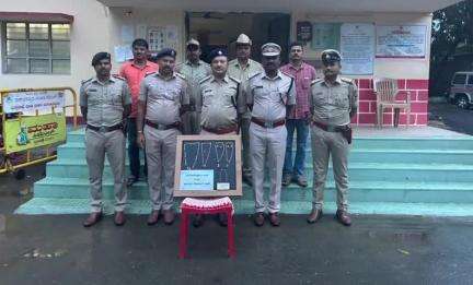 ರಾಣೇಬೆನ್ನೂರು: ಯಣ್ಣೆಹೊಸಳ್ಳಿ ಗ್ರಾಮದಲ್ಲಿ ಮನೆ ಕಳ್ಳತನ ಮಾಡಿ ಪರಾರಿಯಾಗಿದ್ದ ಕಳ್ಳನನ್ನ ಬಂಧಿಸಿದ ಕುಮಾರಪಟ್ಟಣ ಪೊಲೀಸ್ ರು