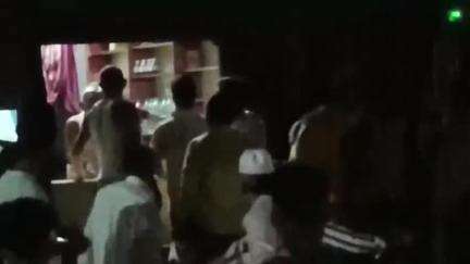 बुलढाणा: देऊळघाट येथील मंदिरा जवळ सुरू अवैध दारू दुकानावर एकाचा धिंगाणा