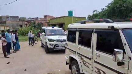 ফরিদপুর দুর্গাপুর: বিস্ফোরণে কেঁপে উঠলো দুর্গাপুরের আরতী গ্রাম, পরিতক্ত বাড়ির মধ্যে ছিল বোমা , ঘটনাস্থলে দুর্গাপুর থানার পুলিশ