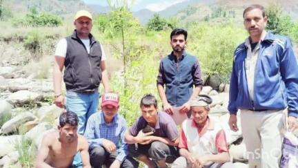 चिड़गांव: पब्बर नदी में अवैध मछली पकड़ने वाले चार लोगों पर मत्स्य अधिकारी धम्वाडी नितिन मंहत ने कसा शिकंजा