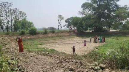 गोंडा: जिले के सभी विकास खंडों की ग्राम पंचायतों में जल संरक्षण के तहत तालाब की खुदाई और सौंदर्यीकरण किया जा रहा है