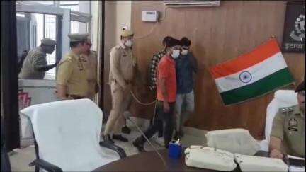 इटावा: फ्रेंड्स कालोनी इलाके से पुलिस ने 3 गांजा तस्करों को 10,582 ग्राम गांजा व 2 बाइकों समेत गिरफ्तार किया