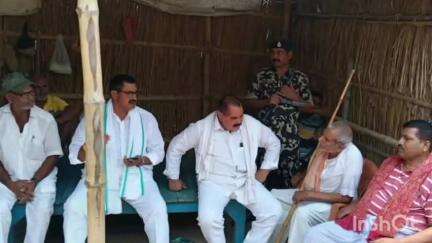 सिमरी: प्रखंड के मानिकपुर गांव में सड़क दुर्घटना में मृत युवक के परिजनों से मिले विधायक