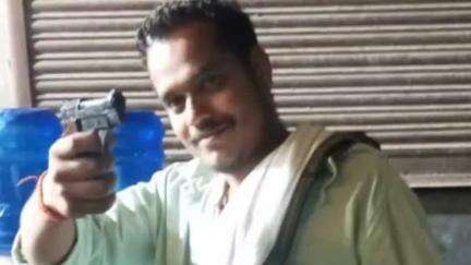 बेतिया: प्रखंड में युवक का पिस्टल के साथ फोटो सोशल मीडिया पर वायरल, जांच में जुटी पुलिस