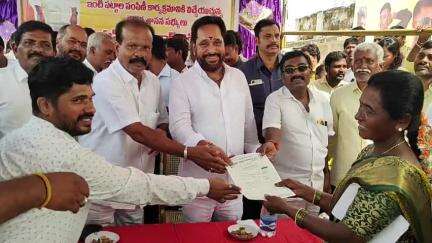 పలమనేరు: 47 మంది లబ్ధిదారులకు ఇంటి పట్టాలు, మృతి చెందిన కార్యకర్త కుటుంబానికి 5 లక్షల చెక్కు అందించిన ఎమ్మెల్యే