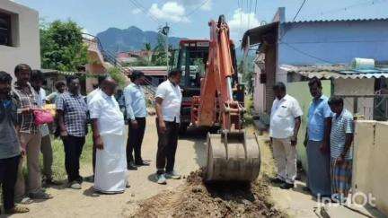 மேட்டுப்பாளையம்: கூடலூர் நகராட்சி காந்திநகர் பகுதியில் ஒன்பது லட்சத்து 80 ஆயிரம் மதிப்பீட்டில் வடிகால் வசதி ஏற்படுத்த பூமி பூஜை நடைபெற்றது