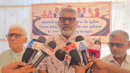 માંડવી: માંડવી માં રોડ રસ્તા અને પુલિયાના કામોનું ST રોડ  ખાતે ખાત મુર્હૂત ધારાસભ્ય ના હસ્તે કરાયું