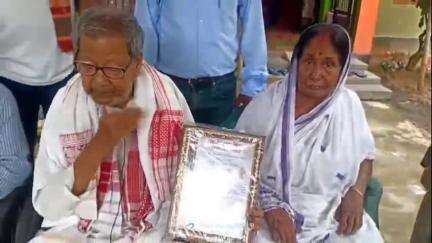 আমগুৰি: নামতি অঞ্চলৰ প্ৰথম গৰাকী শিল্পী পেঞ্চন প্ৰাপক বিপিন হাজৰিকাক  নামতিৰ শালকাঠনিত নামতি প্ৰেছ গীল্ডৰ সম্বৰ্ধনা জ্ঞাপন