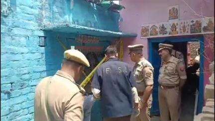 तिलहर: पक्का कटरा मोहल्ले में सूटकेस के अंदर महिला की लाश मिली, हत्या की आशंका, पुलिस और फोरेंसिक टीम जांच में जुटी