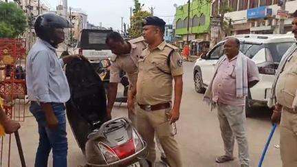 मधुबनी: शहर के विभिन्न चौराहों पर ट्रैफिक पुलिस ने 25 वाहनों का ₹40,000 का ई-चालान काटा