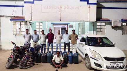 નખત્રાણા: મુરૂ નજીકથી ચોરાઉ ડીઝલ સાથે કોટડા(મઢ)નો ઇસમ પકડાયો,2 ફરાર કુલ.રૂ.૧.૮૩ લાખનો મુદામાલ જપ્ત