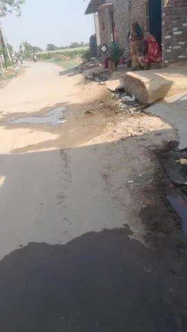 Bilsi गांव अगोल Nala shfai na hone ke karen rood per pani bher gya hi