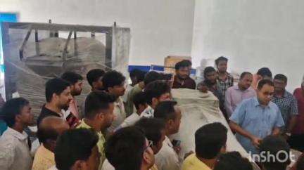 হরিশ্চন্দ্রপুর ২: হরিশ্চন্দ্রপুর এলাকায় মাখনা থেকে খই প্রস্তুতকরি কেন্দ্র পরিদর্শনে জেলা শাসক