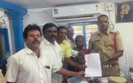 కళ్యాణదుర్గం: అటెండర్ పూర్ణ సాయిని చెప్పుతో కొట్టిన కళ్యాణదుర్గం ఎక్సైజ్ సీఐ పై కేసు నమోదు చేయాలని పోలీసులకు  ఫిర్యాదు