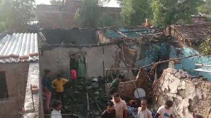 बबेरू: अंबेडकर नगर में शादी वाले घर में लगी आग के बाद समाजसेवियों ने हीरा पैलेस से धूमधाम से लड़की की कराई शादी