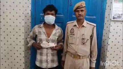धौलाना: गांव परतापुर मार्ग से पुलिस ने चेकिंग के दौरान घटना करने की फिराक में घूम रहे एक अभियुक्त को तमंचे के साथ किया गिरफ्तार