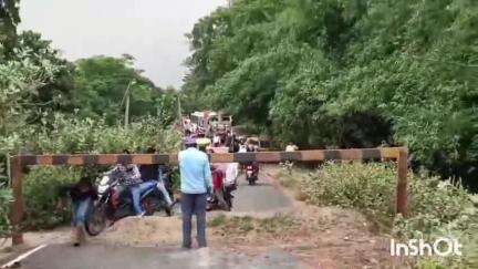 बेनीपट्टी: खानुआ टोल के पास क्षतिग्रस्त पुल के डायवर्सन में ट्रक फंसा, यातायात बाधित, राहगीर परेशान