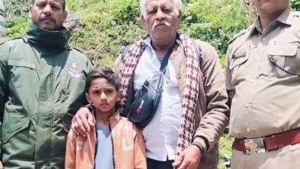 रुद्रप्रयाग: केदारनाथ धाम यात्रा के पैदल पड़ाव पर स्थित चौकी भीमबली में पुलिस ने कराया नाना और नाती का मिलन