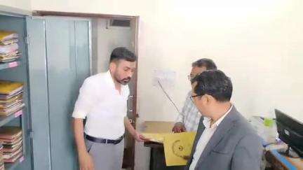 पौड़ी: जिलाधिकारी ने शस्त्र पटल का किया निरीक्षण, पंजिकाओं को व्यवस्थित रखने के दिए निर्देश