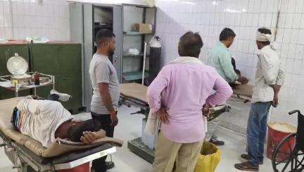 महोबा: महोबा के सिटी प्लाजा के पास तेज रफ्तार ई-रिक्शा पलटने से रिक्शा चालक सहित 3 लोग हुए घायल, जिला अस्पताल में इलाज जारी