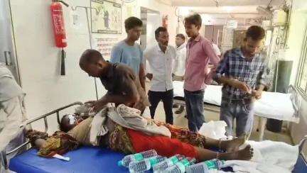 महोबा: महोबा के भटेवर गांव की एक महिला ने पति से विवाद के बाद खाया जहरीला पदार्थ, डॉक्टर ने मेडिकल कॉलेज किया रिफर