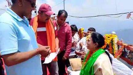 नंदप्रयाग: सैरा मालकोटी के ग्रामीणों ने कार्तिक स्वामी में विधायक को सड़क निर्माण के लिए दिया ज्ञापन