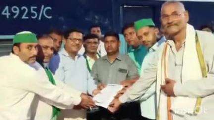 सादाबाद: जलेसर रोड स्टेशन पर ट्रेनों के ठहराव को लेकर किसान यूनियन ने मंडल प्रबंधक को दिया ज्ञापन, धरना प्रदर्शन की दी चेतावनी
