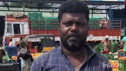 కురబలకోట మండలం,అంగళ్లులో శనివారం రాత్రి పిడుగుపడి మృతి చెందిన మదనపల్లి ఖాదర్ బాషా పాడిని ఆదివారం ఎమ్మెల్యే మోశారు